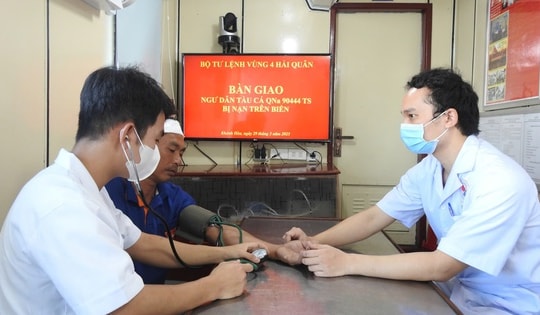 Tàu hải quân bàn giao ngư dân gặp nạn cho gia đình