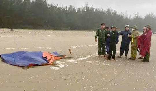 Thi thể ngư dân mất tích ở Nghệ An trôi vào bờ biển Hà Tĩnh