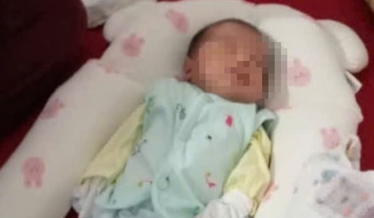 Đi tập thể dục buổi sáng, người đàn ông Hải Dương bất ngờ phát hiện bé trai sơ sinh bị bỏ rơi