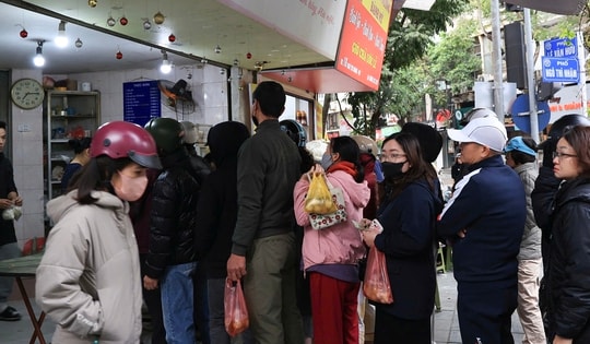 Người dân Hà Nội co ro xếp hàng mua bánh trôi, bánh chay dịp Tết Hàn thực
