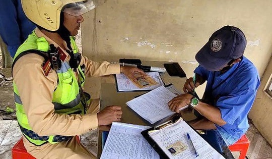 Xử phạt tài xế điều khiển xe buýt đi ngược chiều trên Quốc lộ 1A