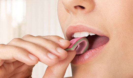 Thực hư thông tin ăn kẹo cao su dễ bị phơi nhiễm vi nhựa