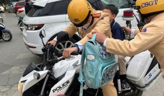 Công an lần theo thông tin trong cặp sách của cháu bé đi lạc để tìm người thân