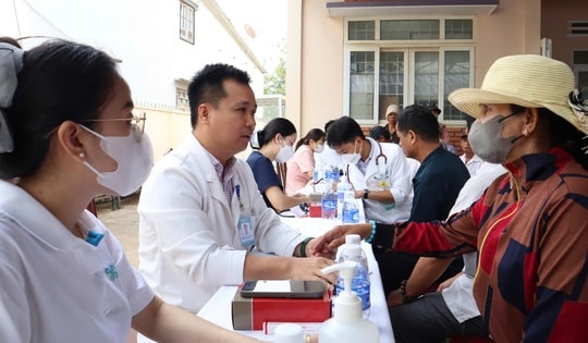 Bệnh viện Đại học Y Dược Buôn Ma Thuột tổ chức chương trình khám chữa bệnh và cấp phát thuốc miễn phí tại xã Ea Trul, huyện Krông Bông