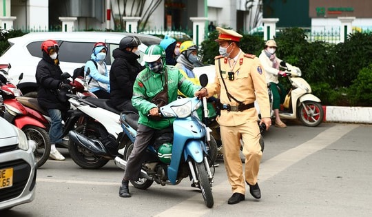 Dừng đèn đỏ 'không đúng cách', nhiều người ngỡ ngàng khi bị phạt