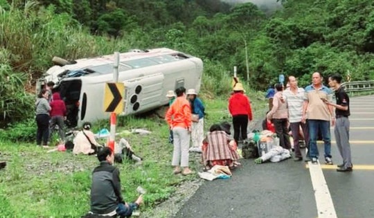 Xe khách lật nghiêng trên đèo Khánh Lê, nhiều người hoảng loạn