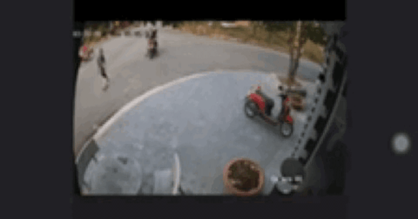 Video: Tài xế ô tô cầm gậy đánh người đàn ông đi xe máy giữa đường