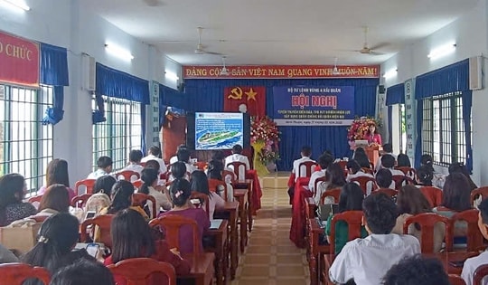 Vùng 4 Hải quân tuyên truyền về biển, đảo Việt Nam cho gần 500 học sinh Ninh Thuận