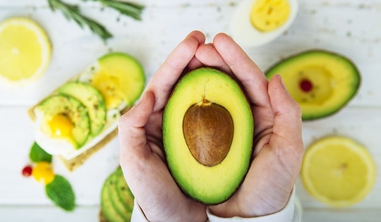 Bí quyết cải thiện lipid máu bằng cách ăn quả bơ mỗi ngày