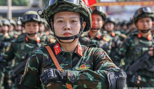 Nữ chiến sĩ kiên cường tập luyện chuẩn bị cho đại lễ 30/4