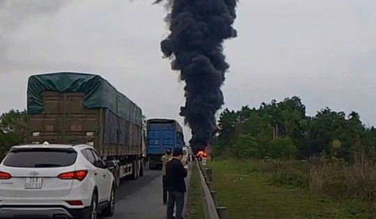 Một người tử vong trong vụ cháy xe ô tô trên cao tốc Nội Bài - Lào Cai sáng 1/4