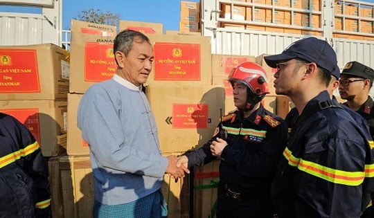 Bộ Công an Việt Nam trao tặng gần 3 tấn hàng cứu trợ cho Myanmar