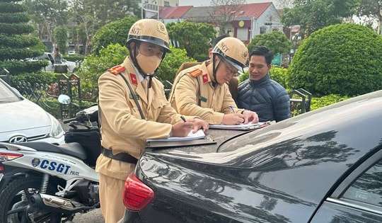 Ngày đầu thực hiện quản lý đỗ xe ô tô trên các tuyến đường giao thông ở Hải Phòng