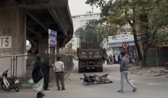 Va chạm với xe tải, xe máy biến dạng, một người tử vong