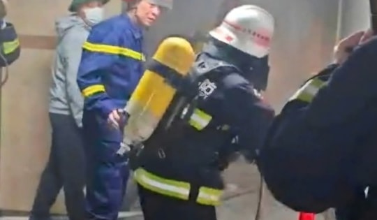 Cháy tại chung cư Linh Đàm vào nửa đêm, hàng trăm người tháo chạy