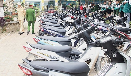 Đến trường bằng xe mô tô trên 50cc gửi ngoài cổng, 21 học sinh bị lập biên bản