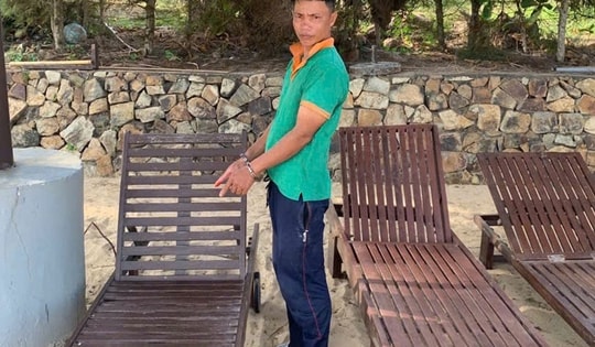 Bảo vệ resort lẻn vào trộm điện thoại của nữ du khách khi đang tắm biển