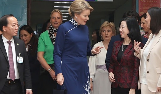 Hoàng hậu Bỉ Mathilde thăm Bệnh viện Nhi Trung ương