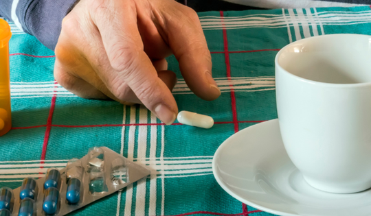 12 loại thuốc tránh uống cùng cà phê