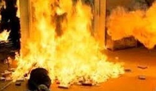 Vợ chồng con gái đòi ly hôn, bố tẩm xăng tự thiêu