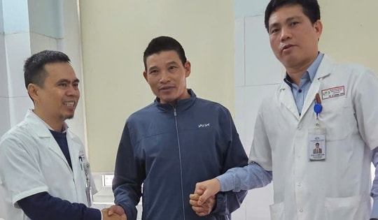 Bệnh nhân đột quỵ được CSGT dùng xe chuyên dụng chở đến viện đã qua cơn nguy kịch