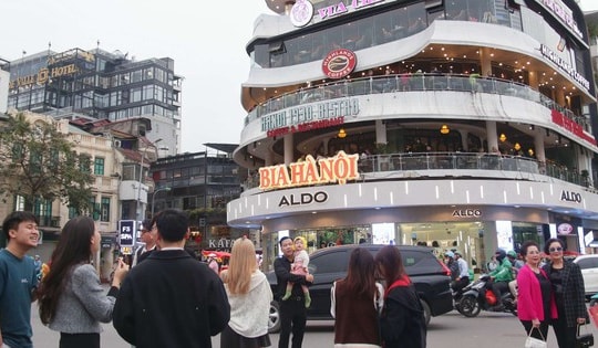 Người dân nô nức check-in 'Hàm Cá Mập' ngay giữa dòng xe