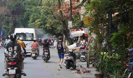 Ngược đời: Lòng đường cho người đi bộ, vỉa hè thành nơi đỗ xe