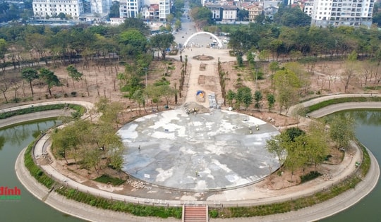 Hà Nội: Công nhân gấp rút thi công, 'khoác áo' mới cho công viên Cầu Giấy