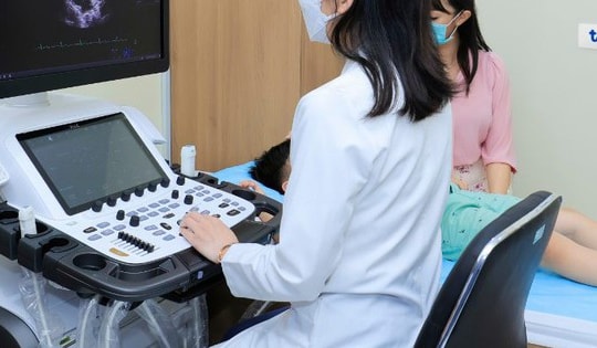 Đi khám vì nước tiểu sậm màu, bé 9 tuổi phát hiện bị tổn thương thận do căn bệnh này gây nên