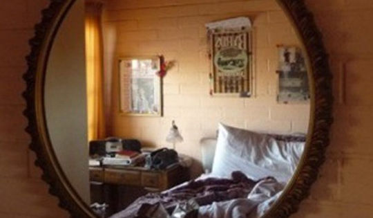 Chủ nhà mất ngủ, hóa ra vì đặt gương sai cách
