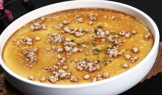 Để làm món trứng hấp ngon hơn nhà hàng ngoài tỷ lệ nước và trứng, còn một thao tác nhỏ nữa không thể bỏ qua