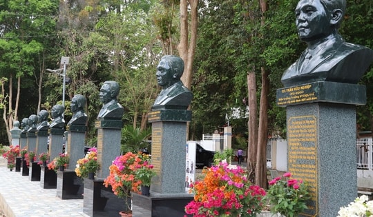 CLB Truyền thống Ban Dân y miền Nam kỷ niệm 50 năm thống nhất đất nước và khánh thành tượng thầy thuốc tiêu biểu