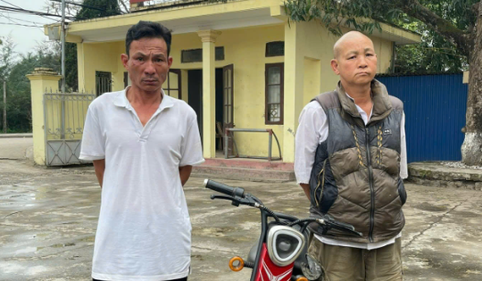 Hai người đàn ông trộm xe đạp điện bên bờ ruộng