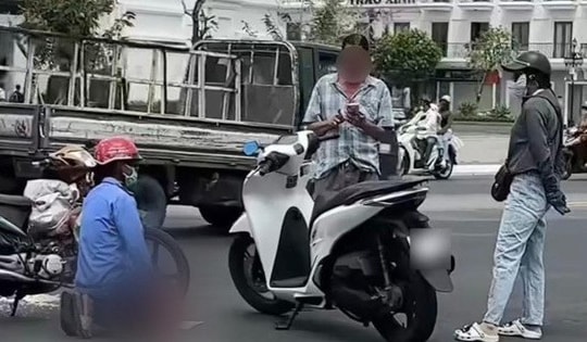 Sự thật ‘không ngờ’ về clip người đàn ông quỳ giữa đường xin bỏ qua va chạm giao thông