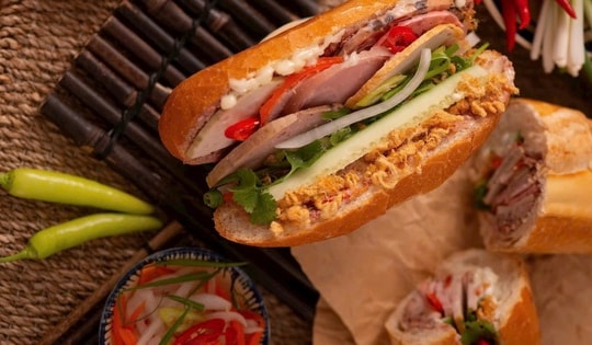 Diễn biến mới vụ hàng chục học sinh ngộ độc bánh mì tại TPHCM