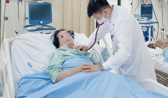 Cứu bệnh nhân cao tuổi tắc động mạch phổi cấp có biến chứng sốc