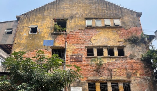 Sống bất an trong khu tập thể hơn 60 tuổi giữa lòng Thủ đô