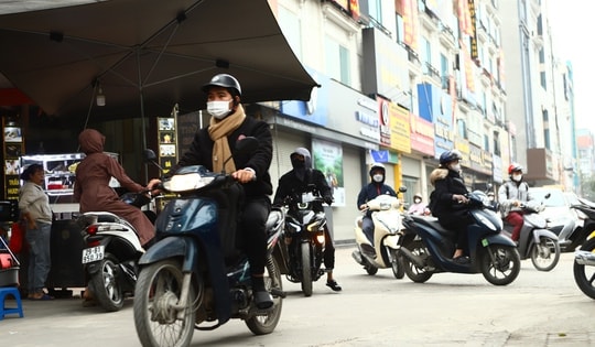 Đi lên vỉa hè để tiết kiệm vài phút, nhiều tài xế trả giá đắt