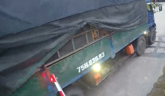 Video xe tải hất văng cần chắn băng qua đường sắt khi tàu sắp đến