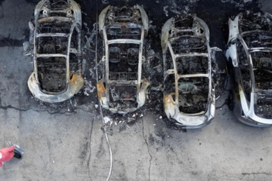 Biểu tình rầm rộ phản đối Elon Musk, xe Tesla bị phá hoại trên toàn cầu