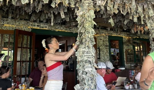 Nhà hàng đặc biệt nơi "Wi-Fi chỉ là lời đồn" và hàng nghìn tờ tiền được dán phủ kín tường