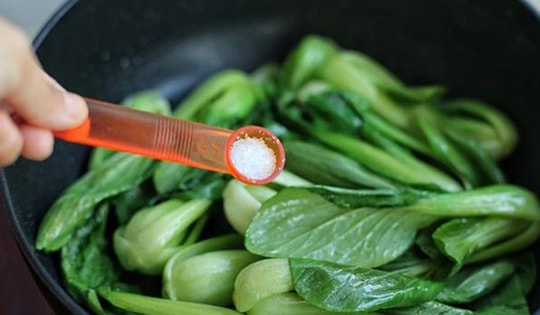 Bí quyết xào rau vừa xanh vừa giòn của đầu bếp hàng đầu