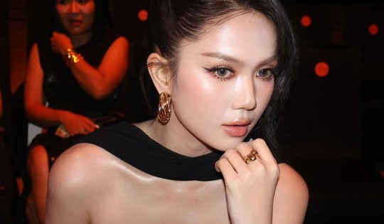 Ngọc Trinh lại gây tranh cãi với trang phục hở bạo