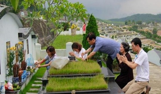 Nghi thức đi tảo mộ và cúng ban thờ báo cáo tổ tiên Tết Thanh minh chuẩn phong thủy để cầu tài lộc, bình an
