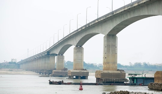 Sông cạn, cầu nghìn tỷ trơ móng