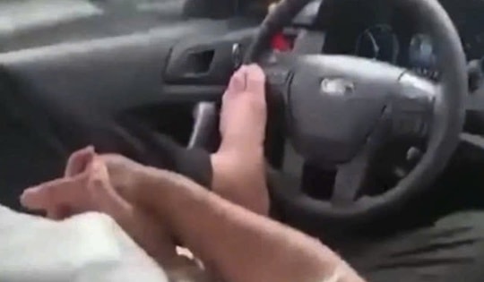 Phạt cao nhất 70 triệu đồng tài xế dùng chân điều khiển vô lăng ô tô