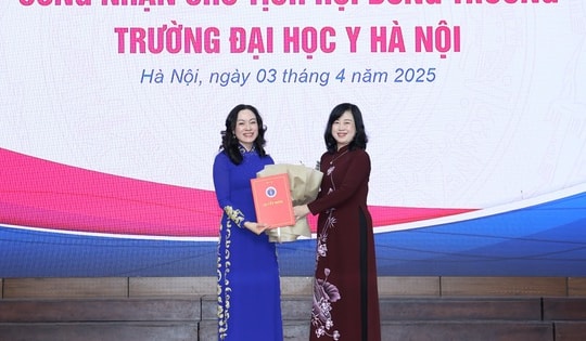 Bộ trưởng Đào Hồng Lan trao quyết định công nhận Chủ tịch Hội đồng trường Trường Đại học Y Hà Nội