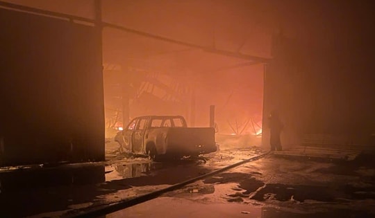 Hàng chục cán bộ PCCC dập tắt đám cháy kho chứa pallet gỗ tại Bắc Ninh