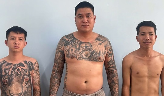 Bắt khẩn cấp 3 đối tượng chặn xe, đánh cháu bé 2 tuổi chảy máu mũi