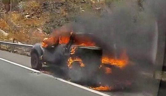 Ô tô bốc cháy ngùn ngụt trên cao tốc Phan Thiết - Dầu Giây